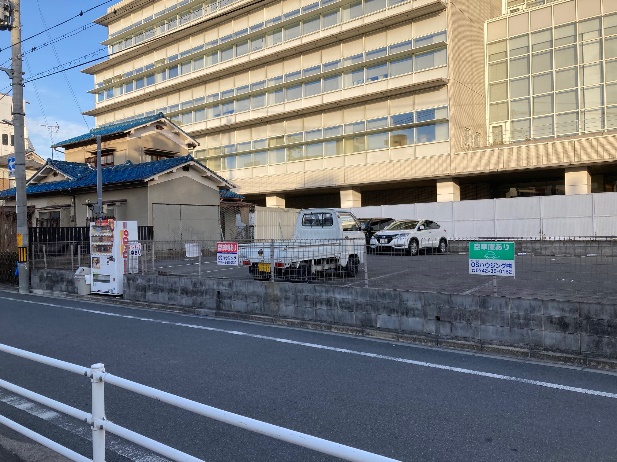 2022年の調査。青い瓦屋根の家の手前は駐車場になっている。